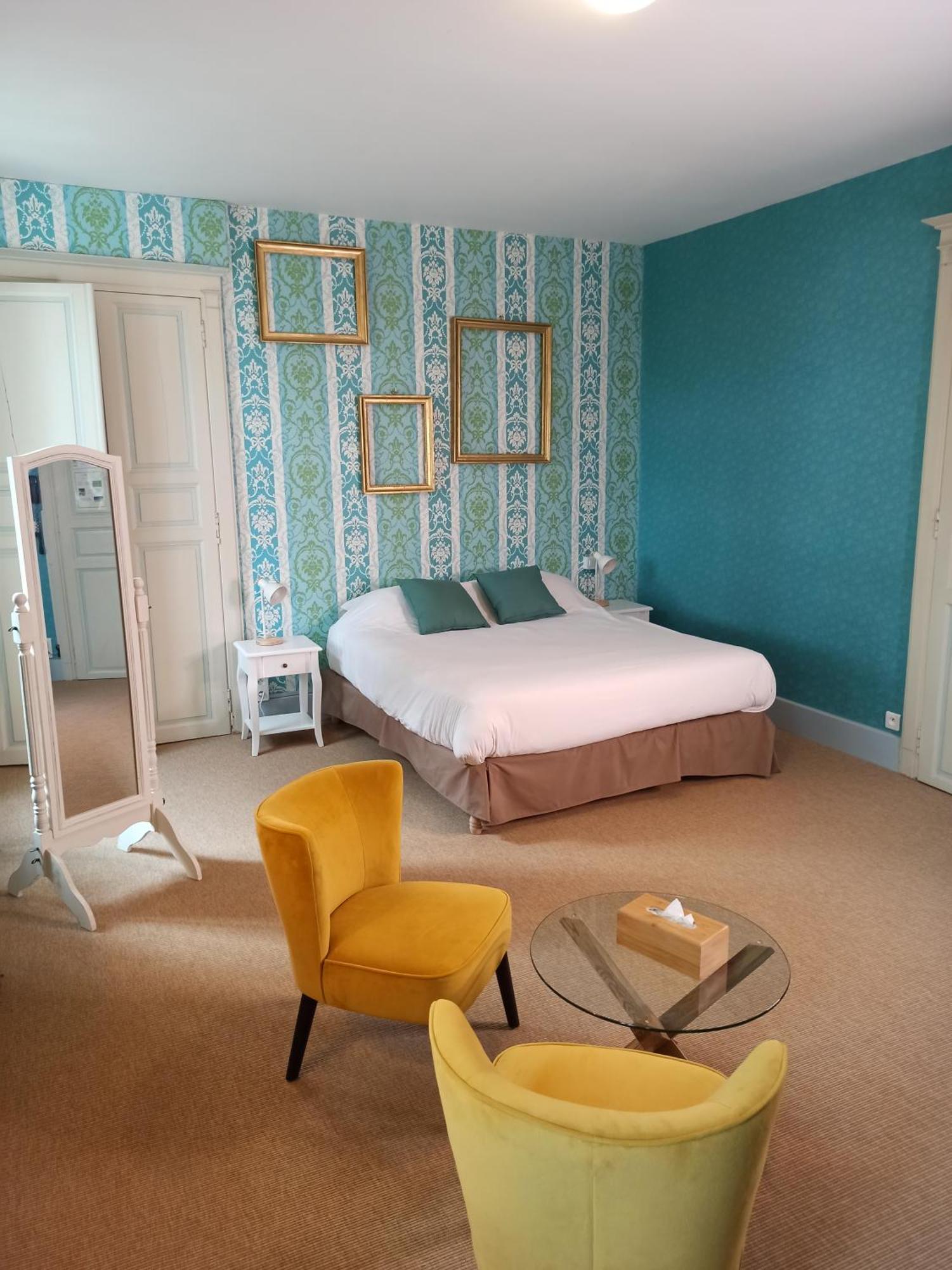 Logis Hotel Le Prince Noir Сериньяк-сюр-Гарон Экстерьер фото