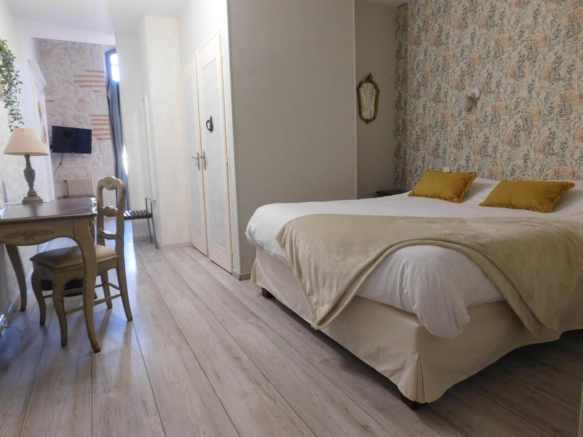 Logis Hotel Le Prince Noir Сериньяк-сюр-Гарон Экстерьер фото