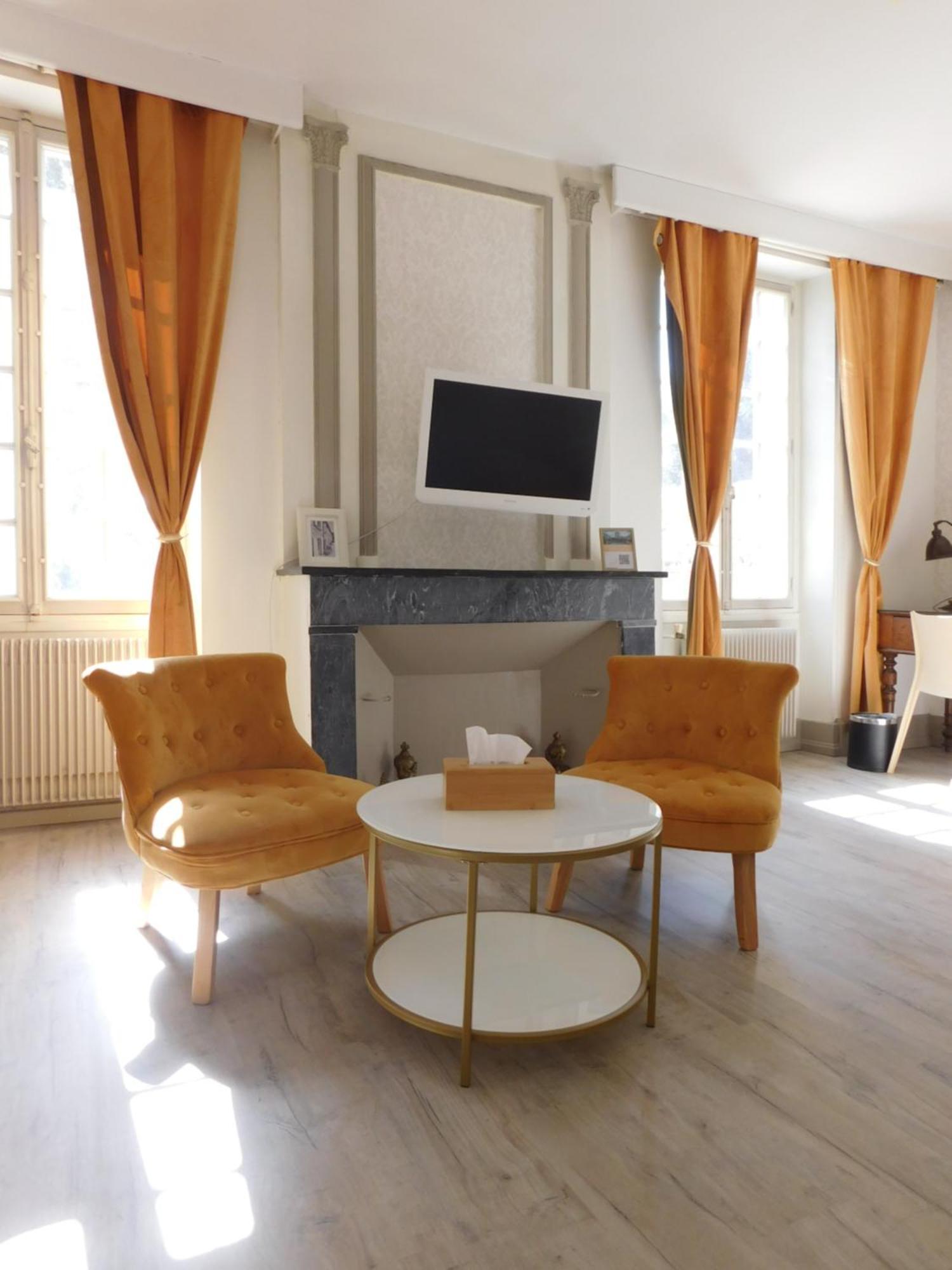 Logis Hotel Le Prince Noir Сериньяк-сюр-Гарон Экстерьер фото