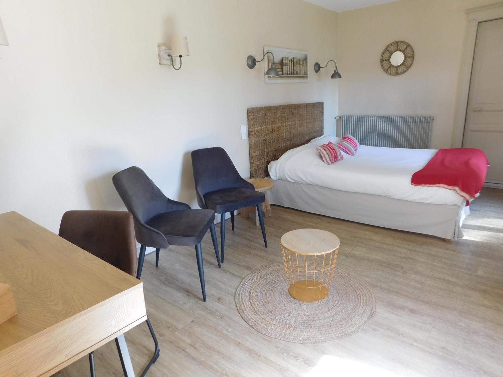 Logis Hotel Le Prince Noir Сериньяк-сюр-Гарон Экстерьер фото