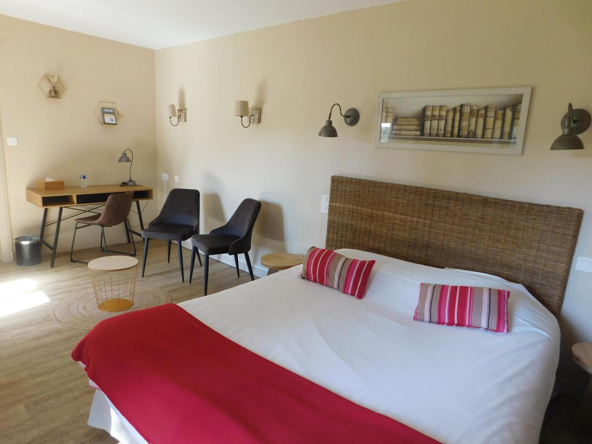 Logis Hotel Le Prince Noir Сериньяк-сюр-Гарон Экстерьер фото