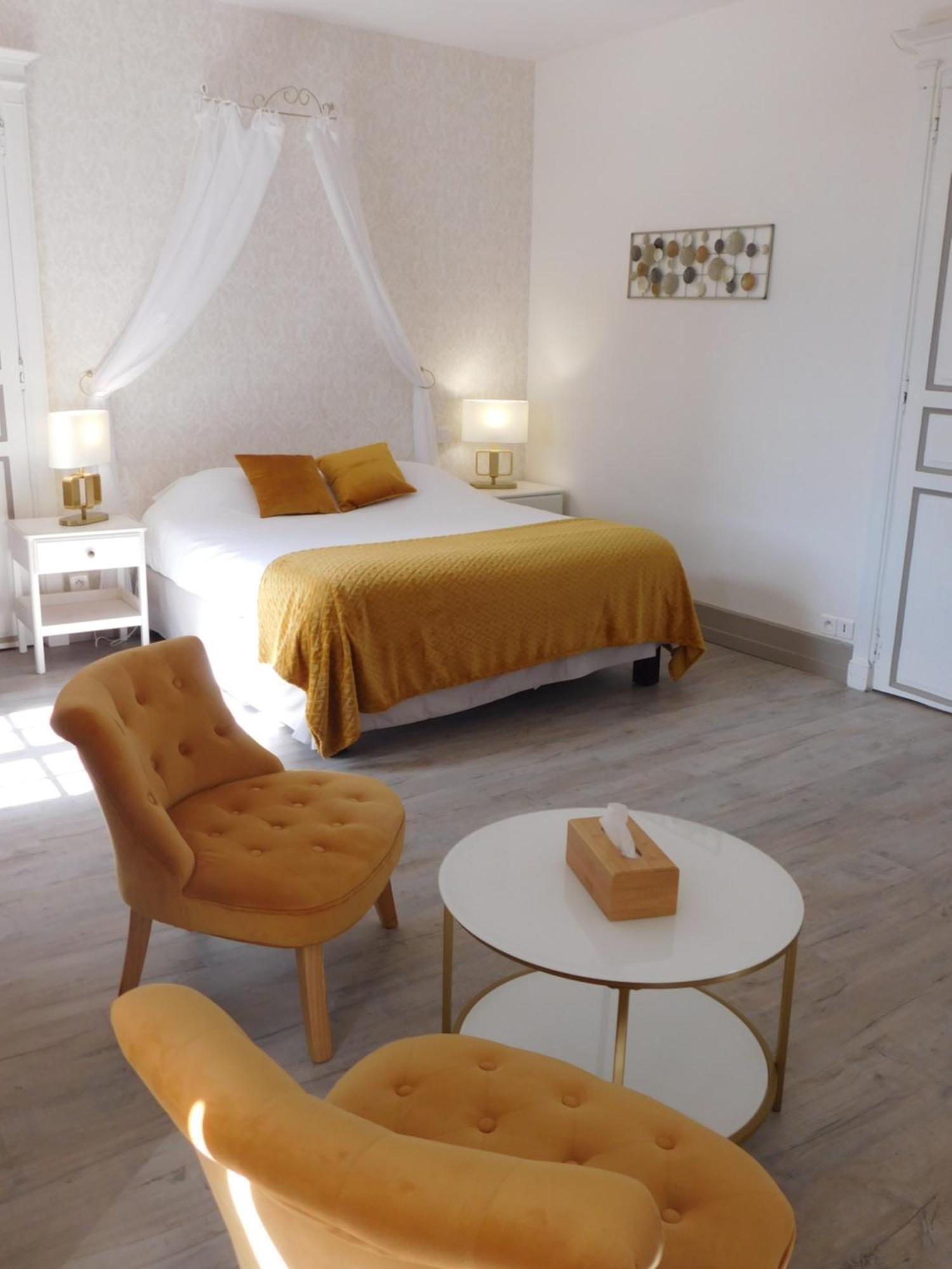 Logis Hotel Le Prince Noir Сериньяк-сюр-Гарон Экстерьер фото