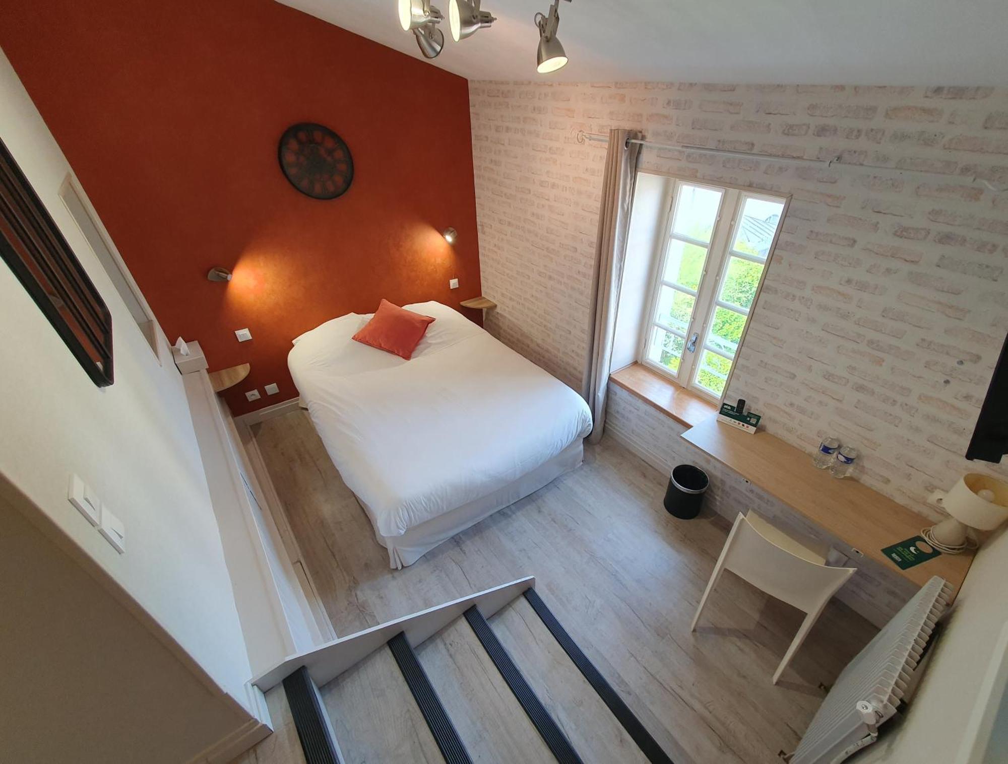 Logis Hotel Le Prince Noir Сериньяк-сюр-Гарон Экстерьер фото