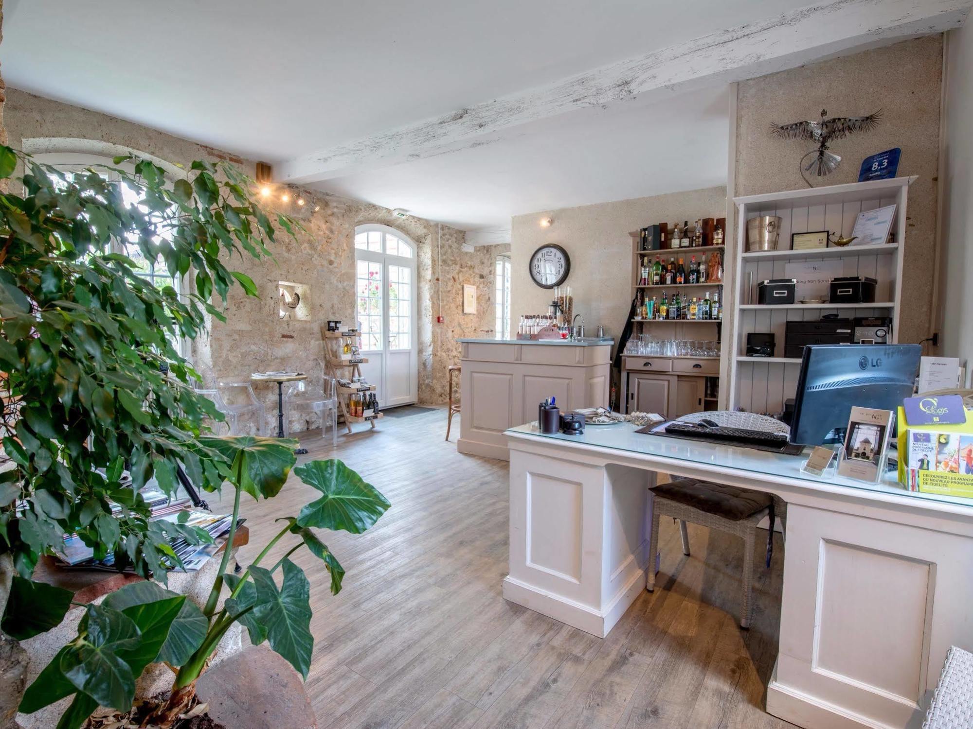 Logis Hotel Le Prince Noir Сериньяк-сюр-Гарон Экстерьер фото